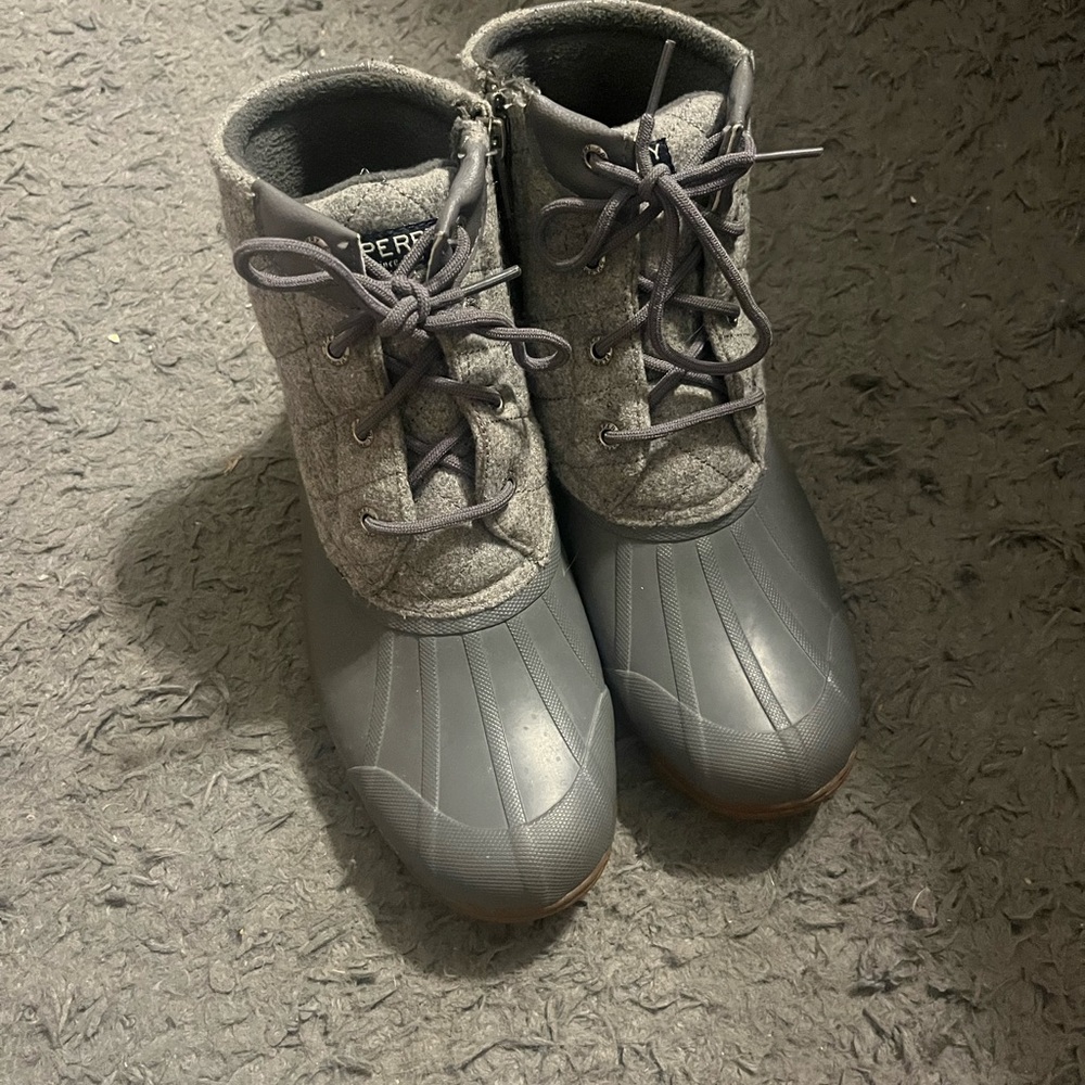 Woman’s sperry boots
